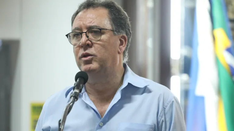 Presidente do Santos é alvo de protestos de torcedores no CT Rei Pelé: “Blogueiro”