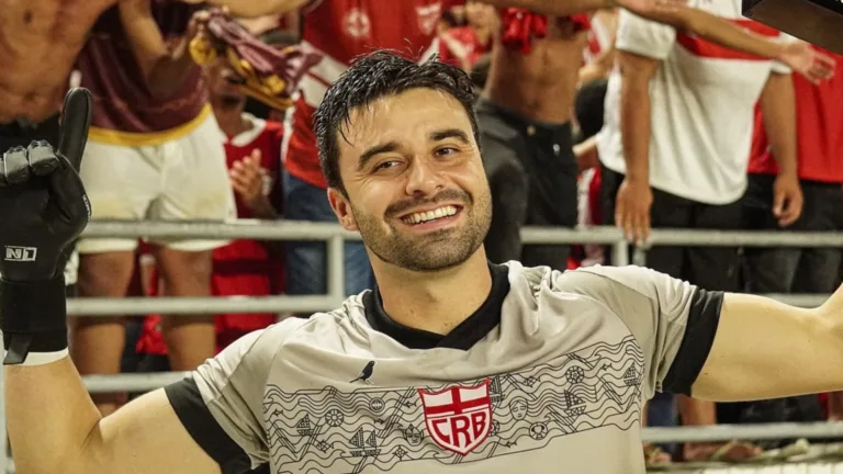 Goleiro fala sobre defesa em chute de Neymar na partida entre CRB x Santos: “Não tinha certeza se a bola iria sair”