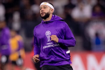Memphis Depay em jogo do Corinthians na Sul-Americana