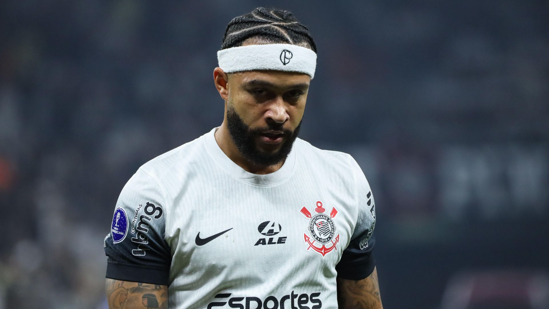 Memphis Depay sofre torção no tornozelo em treino e desfalca o Corinthians na Copa Sul-Americana