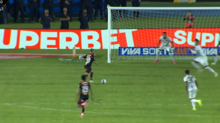 Michael perde gol pelo Flamengo e deixa narrador incrédulo; assista