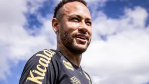 Em recuperação de lesão, Neymar faz atividade no gramado junto à equipe de fisioterapia do Santos