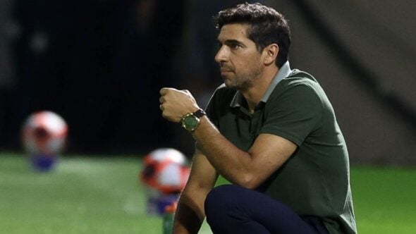 Abel Ferreira revela que Palmeiras recusou propostas do exterior por meio-campista: “Mesmo estando no banco”