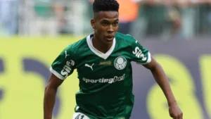 Torcida do Palmeiras se despede de Estêvão em jogo da Libertadores; veja a provável escalação