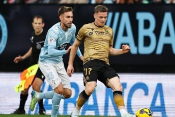 Jogadores da Real Sociedad e Celta de Vigo dividem a bola. Foto: Aflo Co. Ltd. / Alamy Stock Photo
