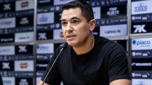 CEO do Santos abre o jogo sobre decisões do futebol do clube: “Queimar etapas”