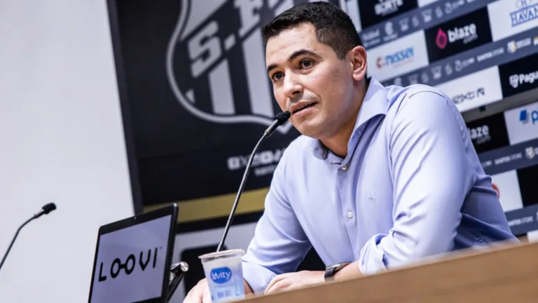 Enfrentando resistência interna, Pedro Martins pede demissão do cargo de CEO do Santos
