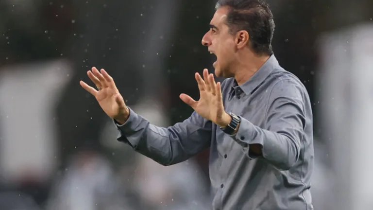 Principal torcida organizada do Botafogo pede a saída do técnico Renato Paiva