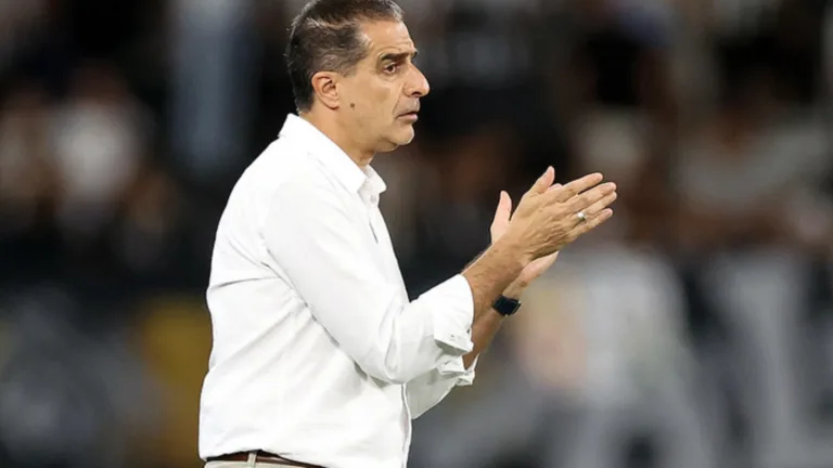 Renato Paiva explica motivo de ter mostrado o dedo do meio após gol do Botafogo contra o Estudiantes