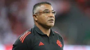 Tiago Leifert cita Abel Ferreira para defender trabalho de Roger Machado no Internacional