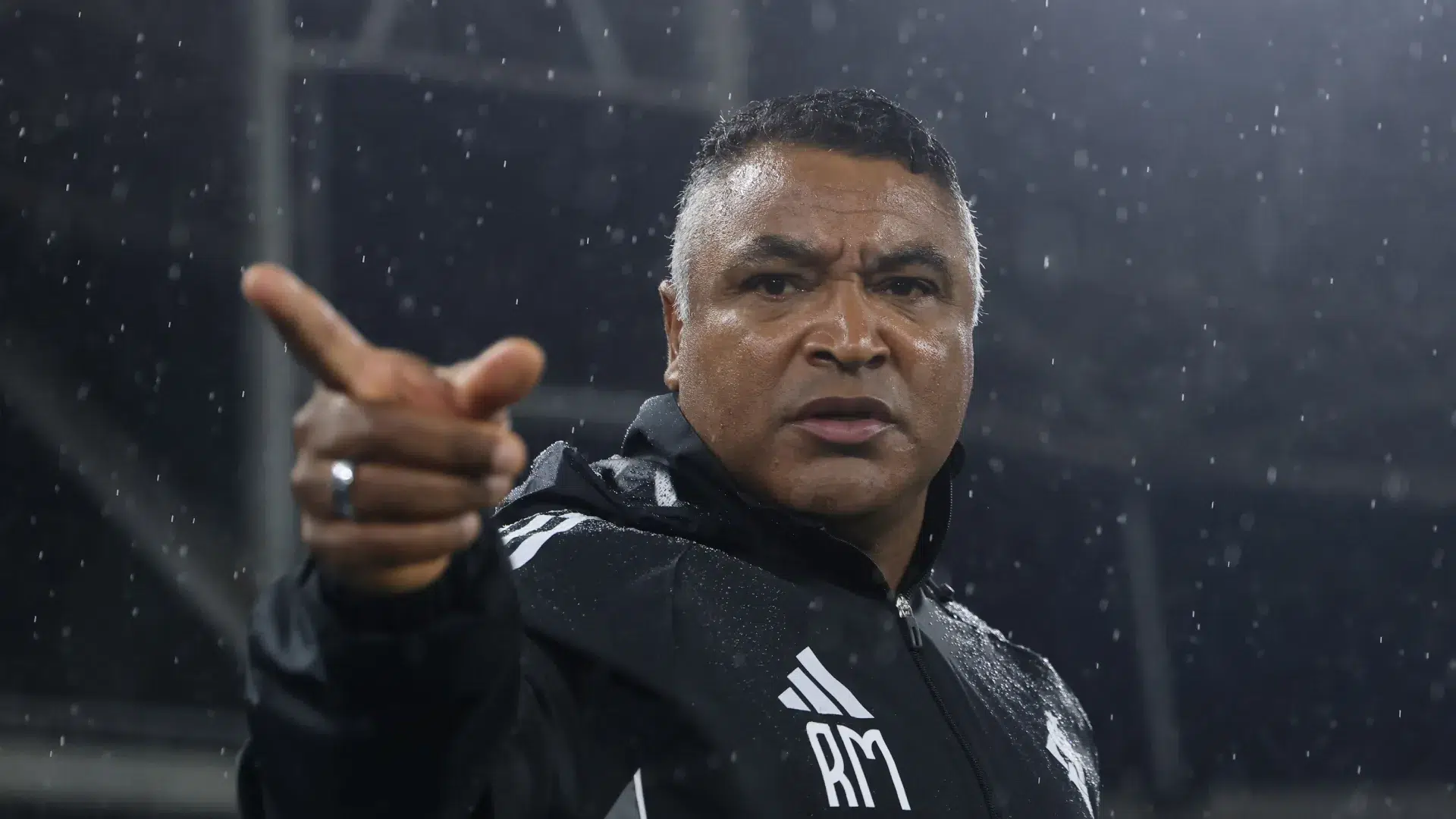 Internacional estabelece prazo até quarta-feira para Roger Machado, informa Lucas Collar: “Clima quente no vestiário”