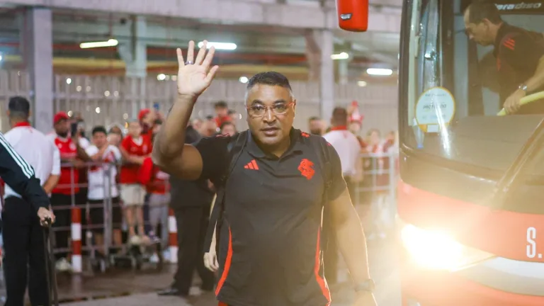 Roger Machado reconhece problemas do Internacional e lamenta distância do topo da tabela do Brasileirão