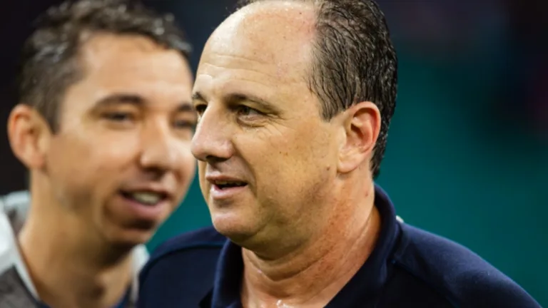 Rogério Ceni destaca torcida exemplar no Brasil: “Apoia do início ao fim”