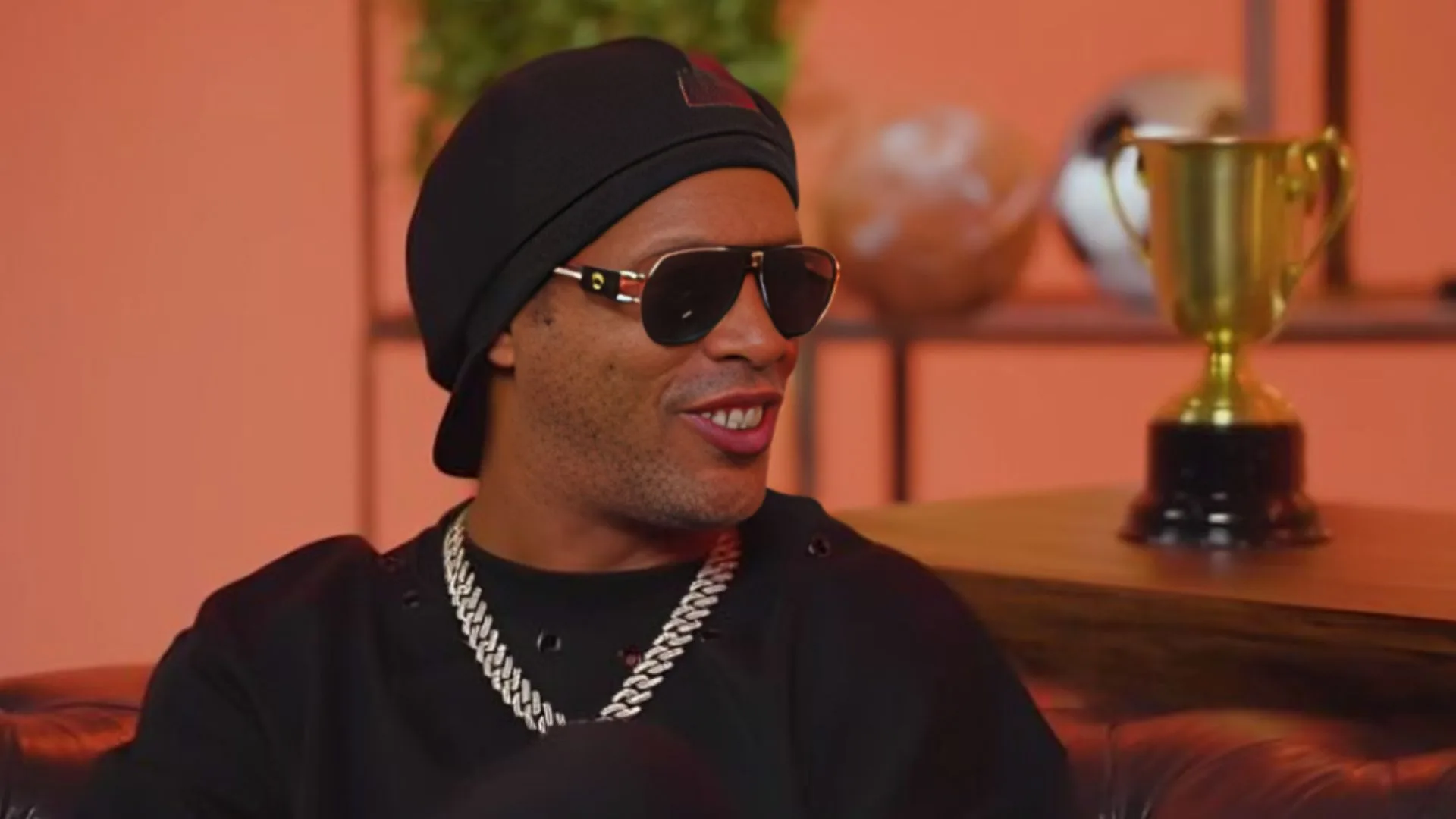 Ronaldinho Gaúcho aponta próximo clube que pode dominar o futebol: “Está sorrindo” 