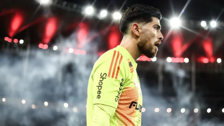 Rossi, do Flamengo, elege goleiro que “faz o simples” e impressiona no Brasileirão