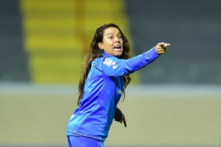 Técnica do Palmeiras, Camila Orlando fala das diversas lesões que o clube tem sofrido: “O elenco tem respondido bem”