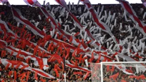 Torcedores do River Plate bancam Palmeiras e ignoram SPFC na semifinal da Libertadores