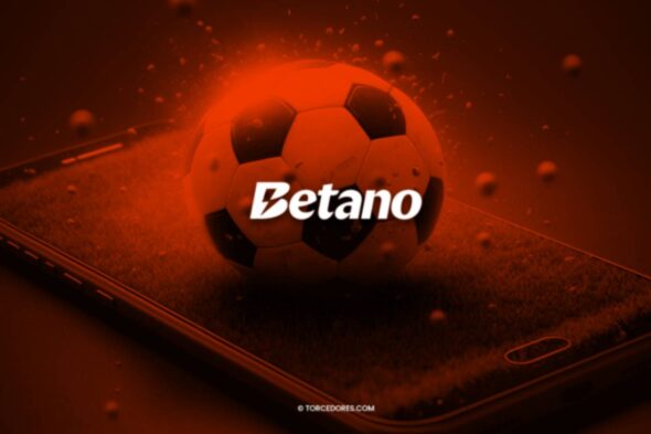 Imagem ilustrativa com uma bola de futebol no plano de fundo em tons pretos e alaranjados. Em primeiro plano aparece no centro da imagem a marca da Betano em letras brancas.