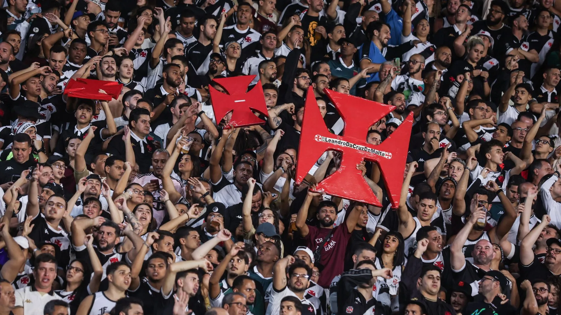 Torcedores do Vasco “vibram” com plantão do novo papa na Globo: “Intervenção divina”