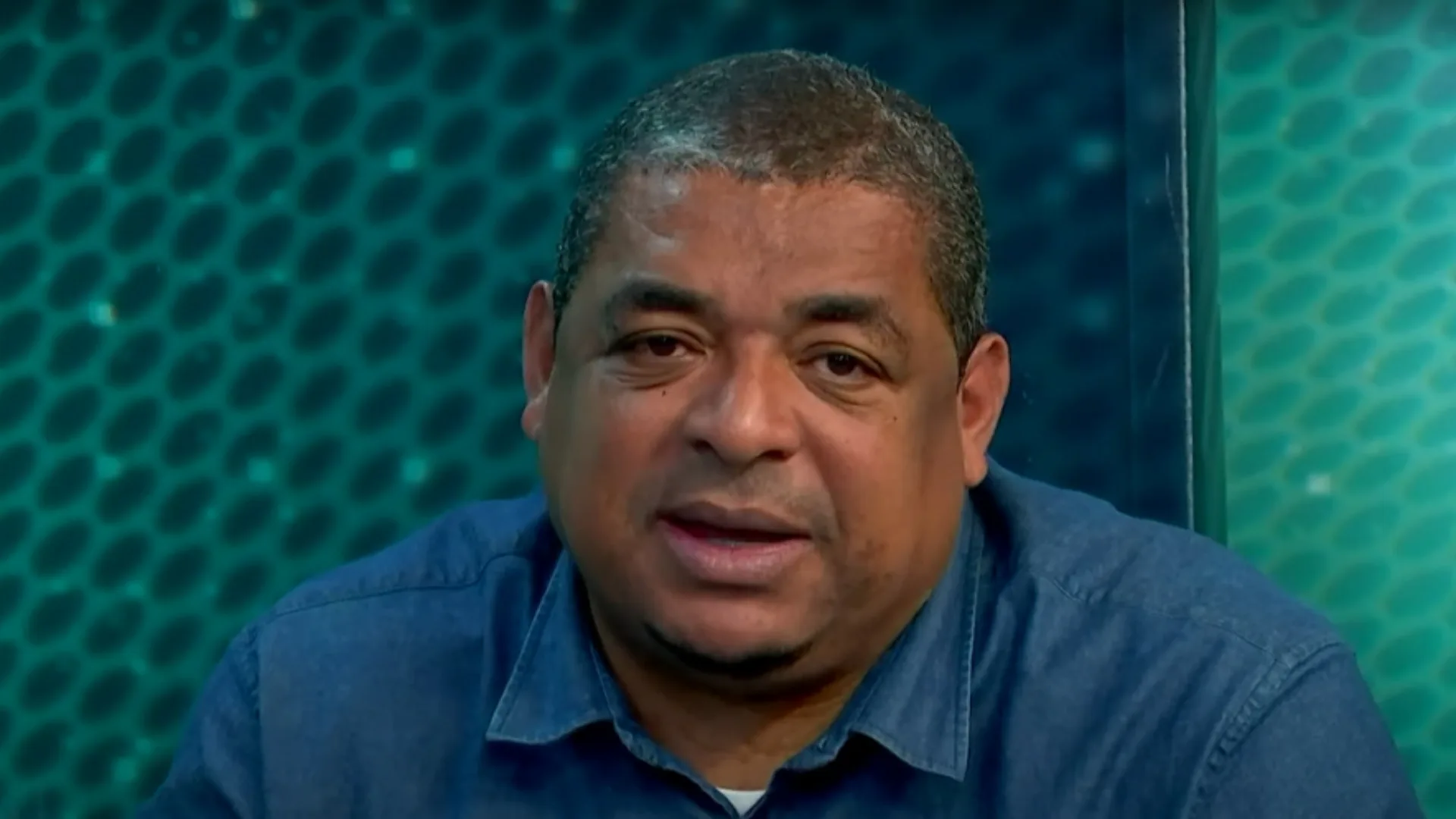 Vampeta aponta técnico do futebol brasileiro que “está se achando”