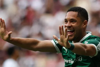 Vitor Roque comemora gol no Palmeiras