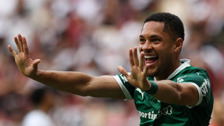 Rivellino indica saída de Vitor Roque do time titular do Palmeiras contra o Al Ahly: “Não consegue jogar” Rivellino indica saída de Vitor Roque do time titular do Palmeiras contra o Al Ahly: “Não consegue jogar”