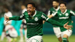 Vitor Roque marca e Palmeiras encerra invencibilidade do São Paulo no Brasileirão