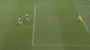 Vitor Roque é chamado de “fominha” após perder gol inacreditável no Palmeiras; assista