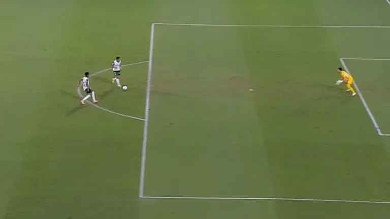 Vitor Roque é chamado de “fominha” após perder gol inacreditável no Palmeiras; assista