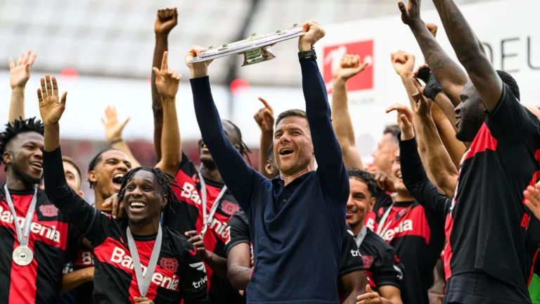 Xabi Alonso confirma que vai deixar o Bayer Leverkusen