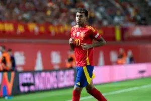 Após polêmica em jogo da Espanha, Vini Jr pede posicionamento de Yamal contra o racismo