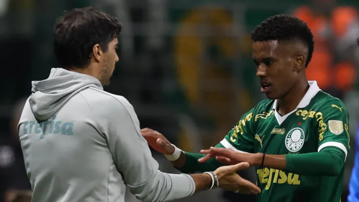 Abel Ferreira pede empatia e compreende ansiedade de Estevão para jogar no Chelsea: “O Palmeiras cuida e protege” Abel Ferreira pede empatia e compreende ansiedade de Estevão para jogar no Chelsea: “O Palmeiras cuida e protege”