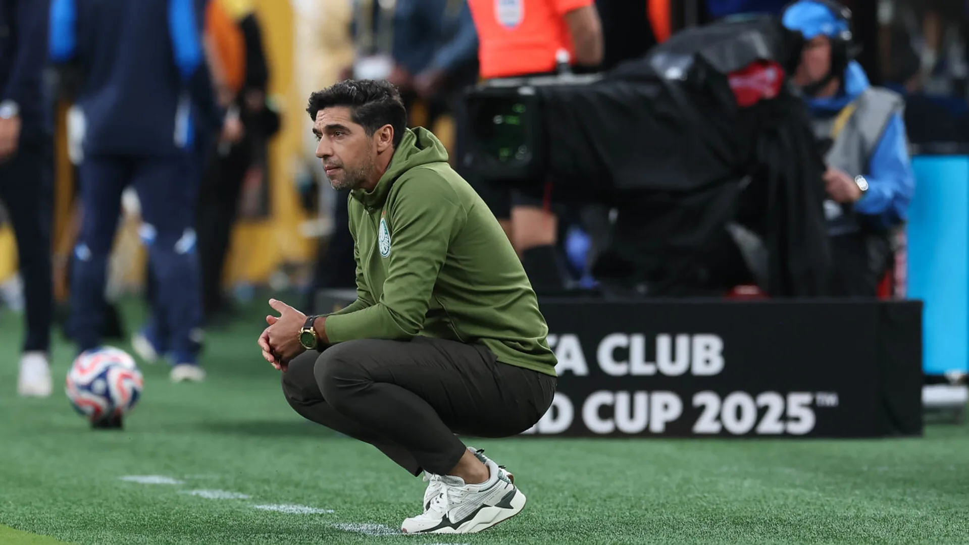 Abel revela Palmeiras ‘desfrutando’ do Mundial de Clubes e seu encanto com a torcida: “Uma verdadeira família”
