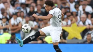 Grêmio conversa com o Lyon para contratar o zagueiro Adryelson, ex-Botafogo