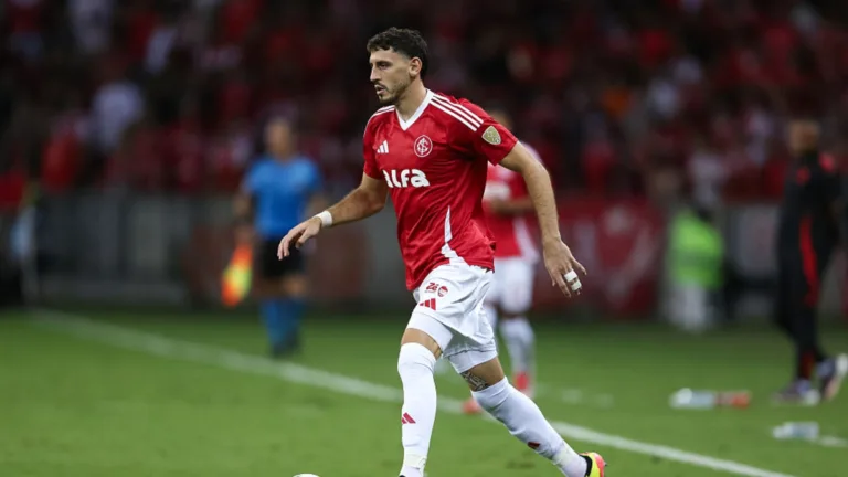 Agustín Rogel, do Internacional, é disputado por Racing e Estudiantes e torcida reage: “Do nível dele”