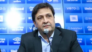 Torcedores do Grêmio pedem renúncia de Alberto Guerra após eliminação na Sul-Americana: “Pior presidente da história”