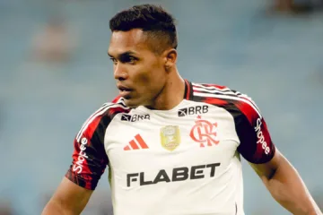 Flamengo recebe proposta do Fenerbahçe por Alex Sandro para atender pedido de José Mourinho