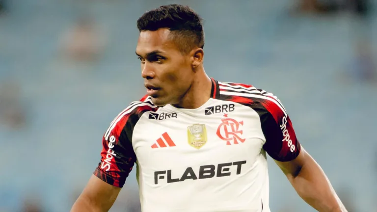 Flamengo recebe proposta do Fenerbahçe por Alex Sandro para atender pedido de José Mourinho