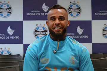 Alex Santana elogia elenco do Grêmio e diz que ‘sempre quis’ defender as cores do Imortal: “Não pensei duas vezes”