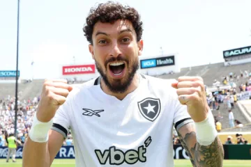 Alex Telles ironiza críticas ao Botafogo após classificação no Mundial: “Nada mau passar no grupo da morte”