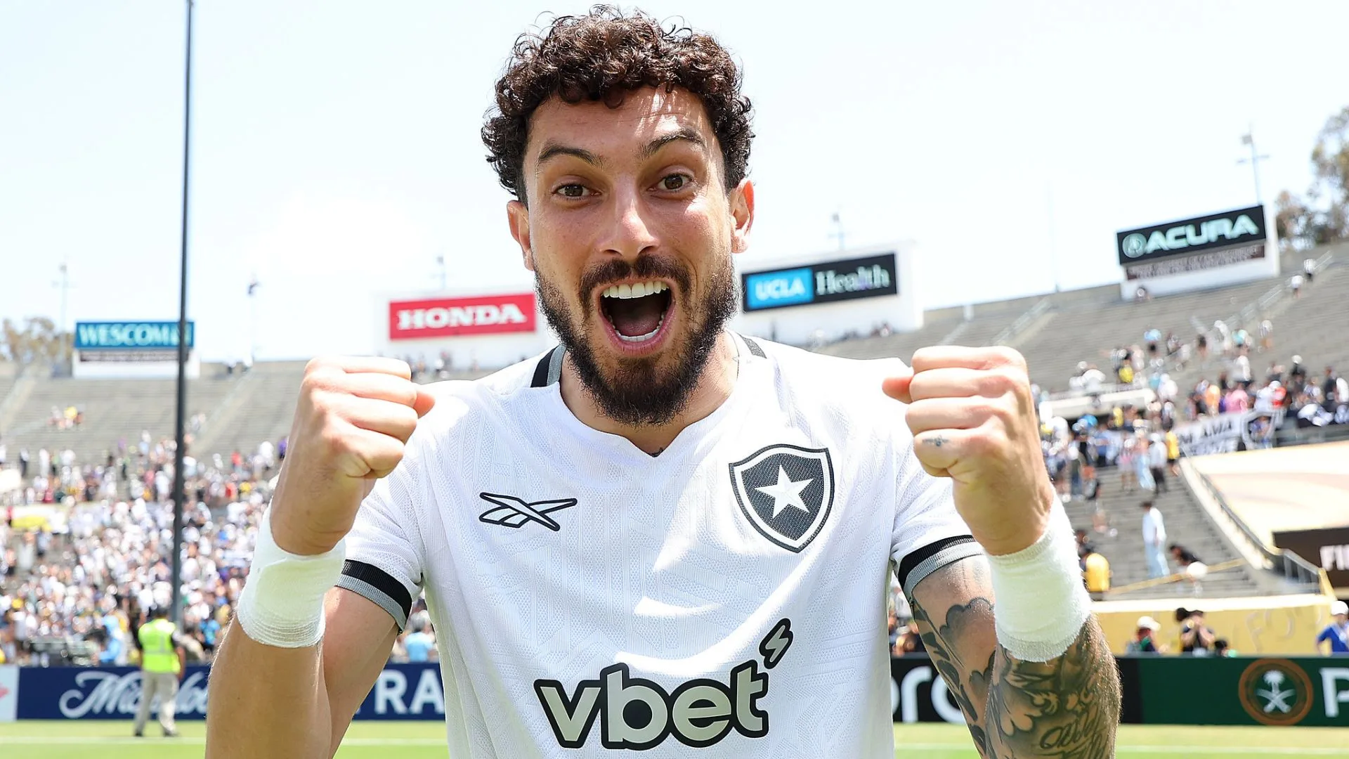 Alex Telles ironiza críticas ao Botafogo após classificação no Mundial: “Nada mau passar no grupo da morte”