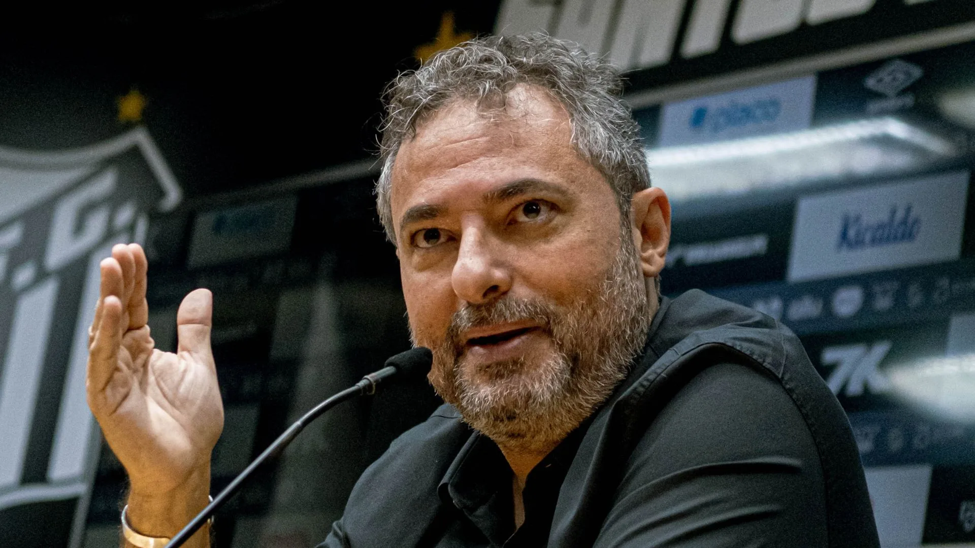 Alexandre Mattos reclama da dificuldade de contratar reforços no Santos e torcedores rebatem: “Discurso vazio e cansativo”