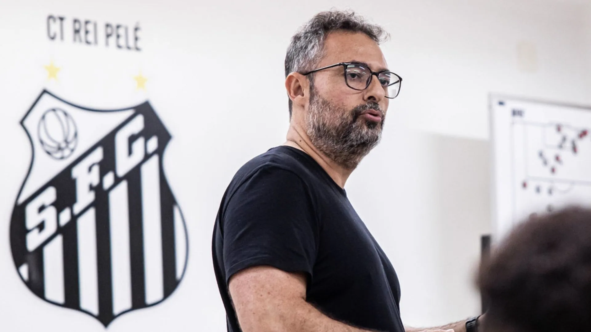 Edmundo decreta futuro do Santos no Brasileirão após contratação de Alexandre Mattos: “Vai cair de verdade”