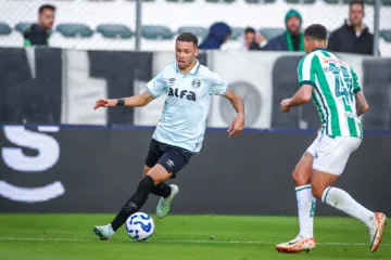 Alex Bagé elege Alysson o melhor jogador do Grêmio e critica dois atacantes: “Amuzu e Pavón são atrasos”