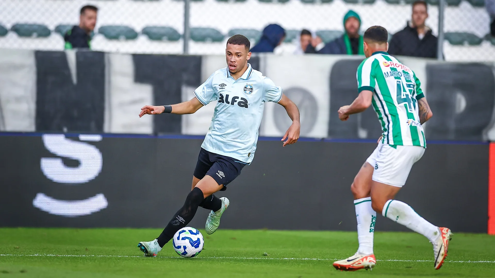 Alex Bagé elege Alysson o melhor jogador do Grêmio e critica dois atacantes: “Amuzu e Pavón são atrasos”