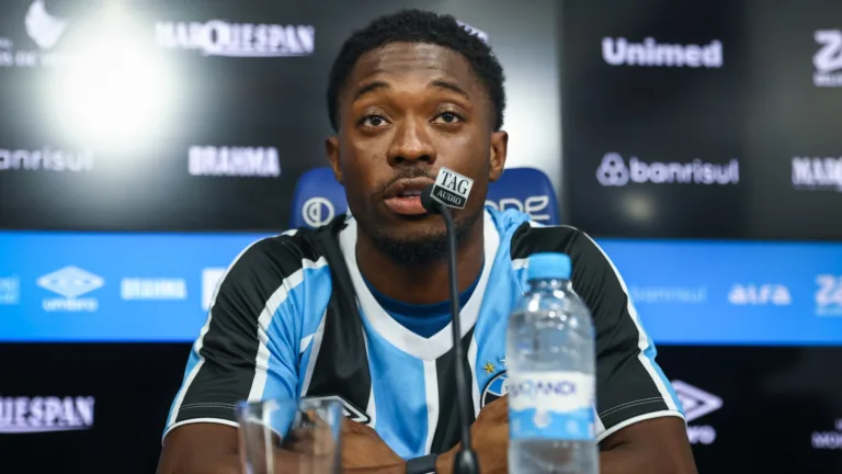 Amuzu pode deixar o Grêmio por problemas de idioma e torcedores comparam com Braithwaite: “Dinamarquês que fala português”