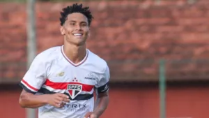 São Paulo fecha venda do lateral Angelo, de 16 anos, para clube francês por R$ 32 milhões