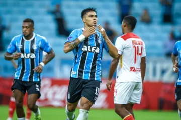 Arezo pode sair do Grêmio e Mano Menezes tem três centroavantes como substitutos; Braithwaite está na lista