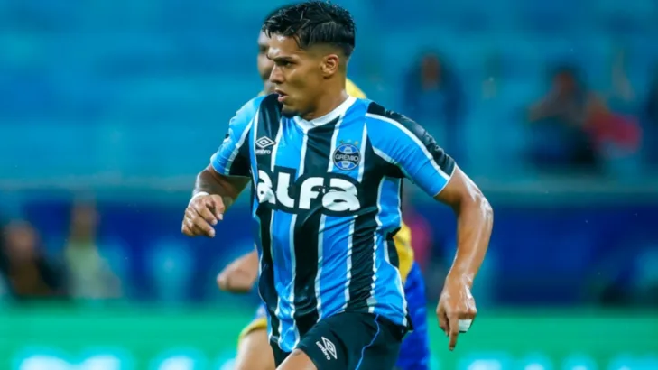 Arezo faz pressão para jogar no Peñarol e enfurece Alex Bagé: “Está pisando na camisa do Grêmio” Arezo faz pressão para jogar no Peñarol e enfurece Alex Bagé: “Está pisando na camisa do Grêmio”
