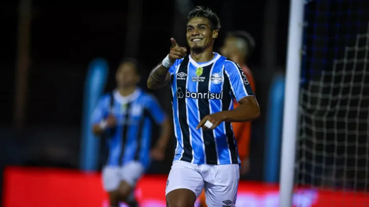 Alex Bagé não poupa críticas a Arezo por desejo de deixar o Grêmio: “Tenho me irritado muito com essa postura” Alex Bagé não poupa críticas a Arezo por desejo de deixar o Grêmio: “Tenho me irritado muito com essa postura”